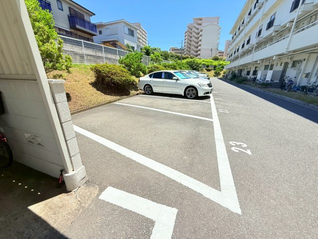 松が丘住宅14号棟の駐車場