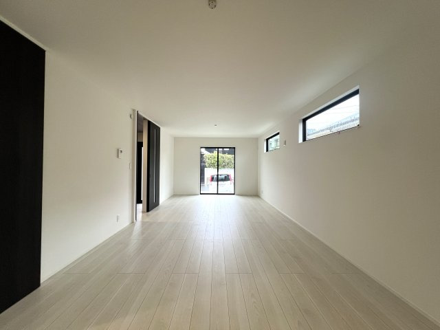 何もないが逆にイイ！と言っても、横浜市内では羨ましがられる地！住宅街に適した小庭ある外観もGOOD！な、【青葉区千草台新築戸建】の居間・リビング|ゆったりとした居間です