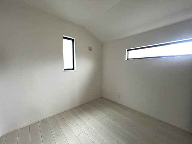 何もないが逆にイイ！と言っても、横浜市内では羨ましがられる地！住宅街に適した小庭ある外観もGOOD！な、【青葉区千草台新築戸建】の洋室|スタンダードな洋室です