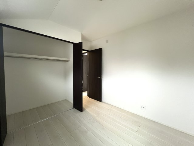 何もないが逆にイイ！と言っても、横浜市内では羨ましがられる地！住宅街に適した小庭ある外観もGOOD！な、【青葉区千草台新築戸建】の洋室|落ち着いた色調の洋室です