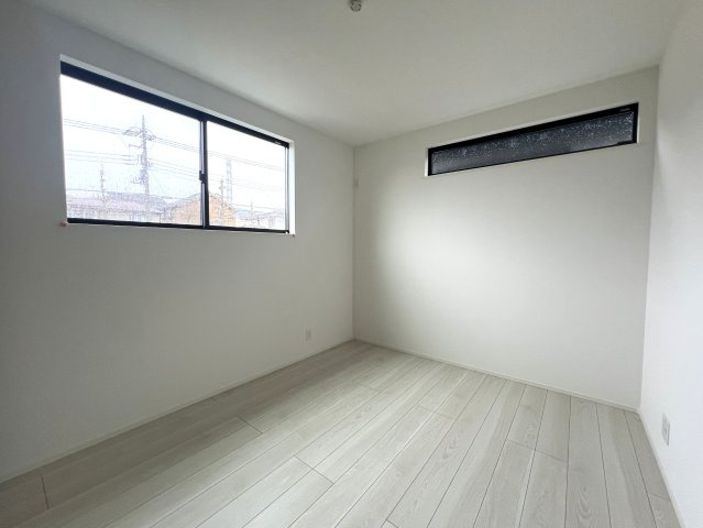 何もないが逆にイイ！と言っても、横浜市内では羨ましがられる地！住宅街に適した小庭ある外観もGOOD！な、【青葉区千草台新築戸建】の洋室|洋室です