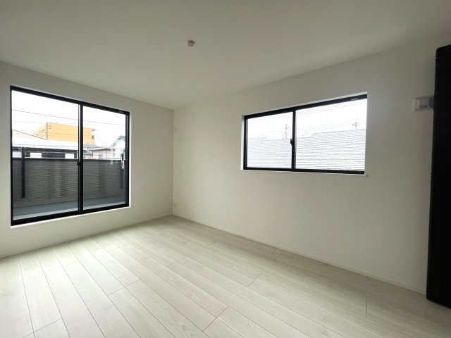 何もないが逆にイイ！と言っても、横浜市内では羨ましがられる地！住宅街に適した小庭ある外観もGOOD！な、【青葉区千草台新築戸建】の洋室|個人の部屋や寝室として使える洋室です