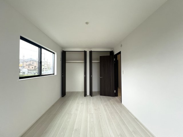 何もないが逆にイイ！と言っても、横浜市内では羨ましがられる地！住宅街に適した小庭ある外観もGOOD！な、【青葉区千草台新築戸建】の洋室|落ち着いた色調の洋室です