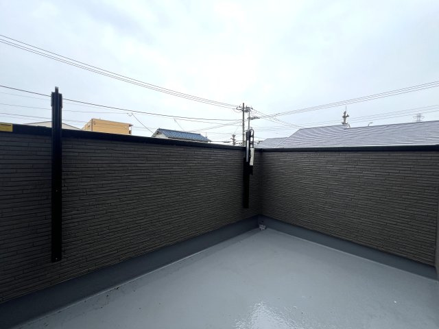 何もないが逆にイイ！と言っても、横浜市内では羨ましがられる地！住宅街に適した小庭ある外観もGOOD！な、【青葉区千草台新築戸建】のバルコニー|お洗濯にも便利なバルコニー付き
