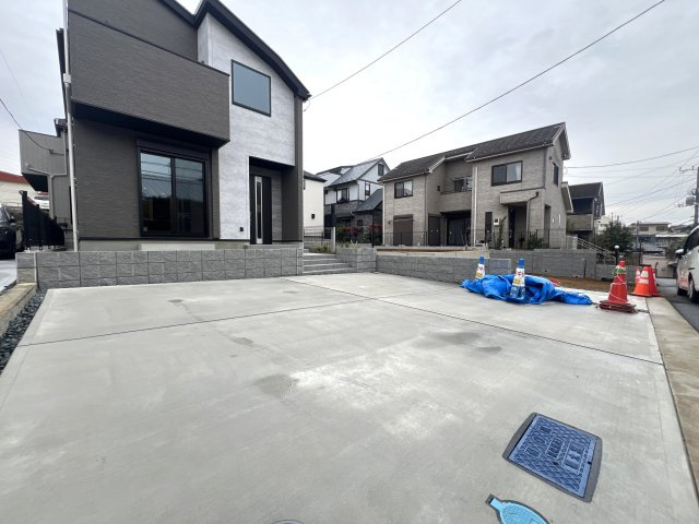 何もないが逆にイイ！と言っても、横浜市内では羨ましがられる地！住宅街に適した小庭ある外観もGOOD！な、【青葉区千草台新築戸建】の駐車場|カースペースがあります
