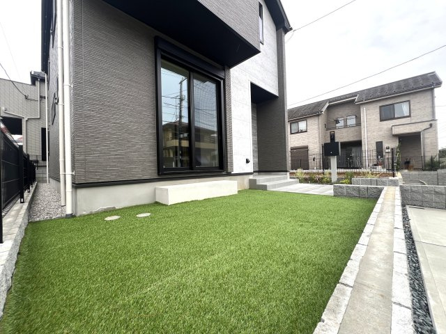 何もないが逆にイイ！と言っても、横浜市内では羨ましがられる地！住宅街に適した小庭ある外観もGOOD！な、【青葉区千草台新築戸建】の庭|たまにはお庭で休日を過ごしてみるのもよいかもしれません