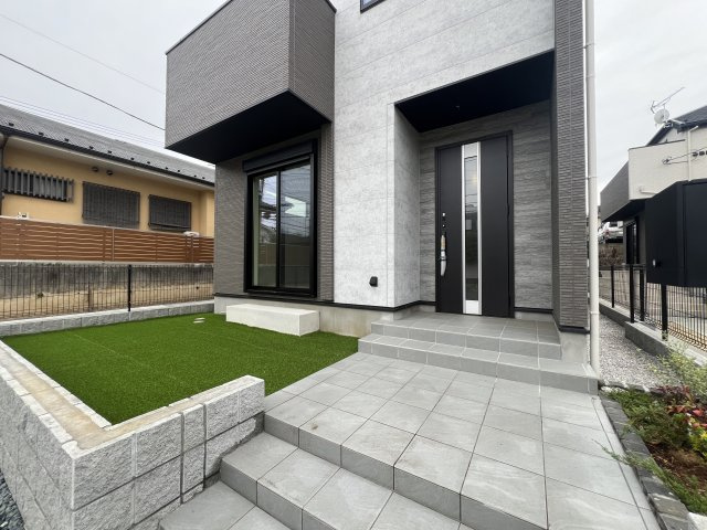 何もないが逆にイイ！と言っても、横浜市内では羨ましがられる地！住宅街に適した小庭ある外観もGOOD！な、【青葉区千草台新築戸建】の庭|お庭の付いた物件です