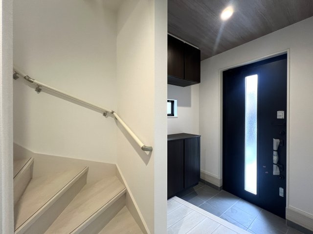 何もないが逆にイイ！と言っても、横浜市内では羨ましがられる地！住宅街に適した小庭ある外観もGOOD！な、【青葉区千草台新築戸建】の玄関|収納もある玄関です