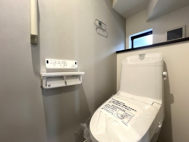 何もないが逆にイイ！と言っても、横浜市内では羨ましがられる地！住宅街に適した小庭ある外観もGOOD！な、【青葉区千草台新築戸建】のトイレ|シンプルで使いやすいトイレです
