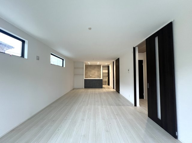 何もないが逆にイイ！と言っても、横浜市内では羨ましがられる地！住宅街に適した小庭ある外観もGOOD！な、【青葉区千草台新築戸建】の居間・リビング|こちらのリビングで趣味の時間をお楽しみください