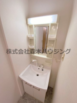 【独立洗面台】 | 　カトレヤマンション | 独立洗面台、小物を置くことができて便利です