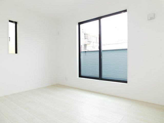 名古屋市西区円明町の新築一戸建の洋室|◇２階洋室◇　　２面採光で明るい洋室６．１帖　全居室収納完備♪　バルコニー利用可能♪