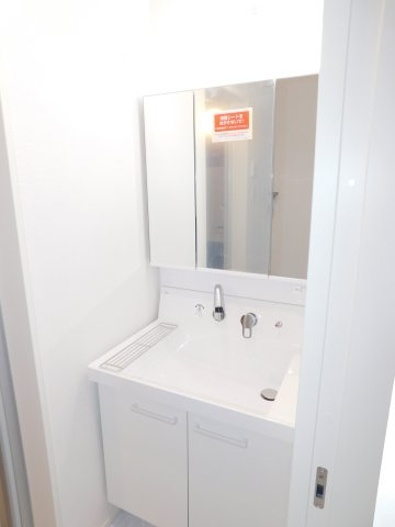 名古屋市西区円明町の新築一戸建の独立洗面台|◇洗面室◇　　三面鏡シャワードレッサー　床下収納完備