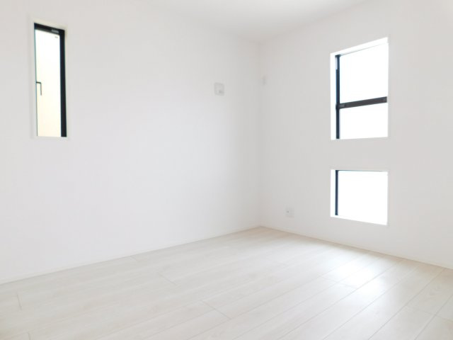 名古屋市西区円明町の新築一戸建の洋室|◇１階洋室◇　　２面採光で明るい洋室５．４帖　全居室収納完備♪