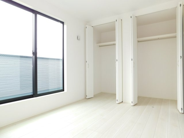 名古屋市西区円明町の新築一戸建の洋室|◇２階洋室◇　　２面採光で明るい洋室６．１帖　全居室収納完備♪　バルコニー利用可能♪