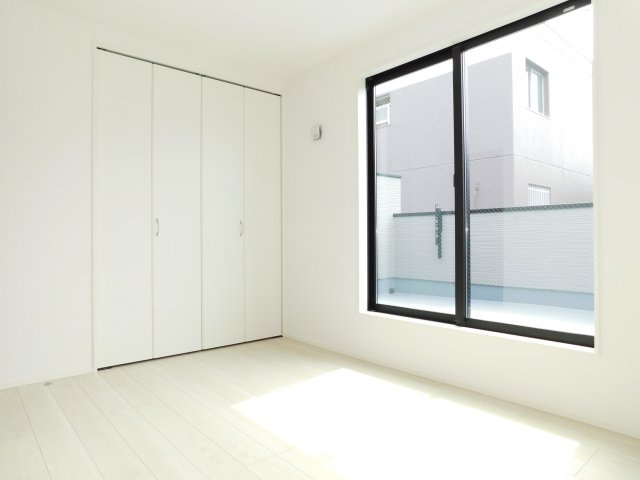 名古屋市西区円明町の新築一戸建の洋室|◇２階洋室◇　　南面を含む２面採光で明るい洋室６．１帖　全居室収納完備♪　バルコニー利用可能♪