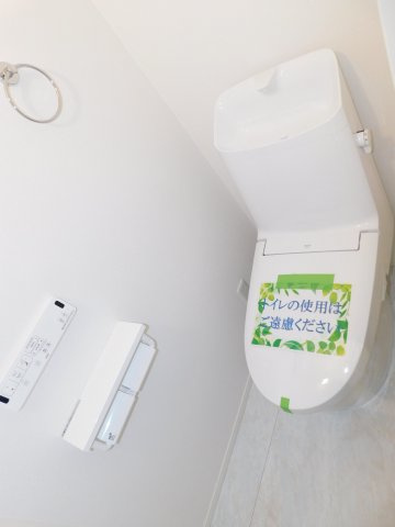 名古屋市西区円明町の新築一戸建のトイレ|◇トイレ◇　　１・２階　節水型シャワートイレ　リモコンパネル付き