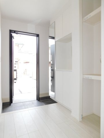 名古屋市西区円明町の新築一戸建の玄関|◇玄関収納◇　　ミラー付きシューズＢＯＸと物入完備！　スッキリきれいに片付きます。　