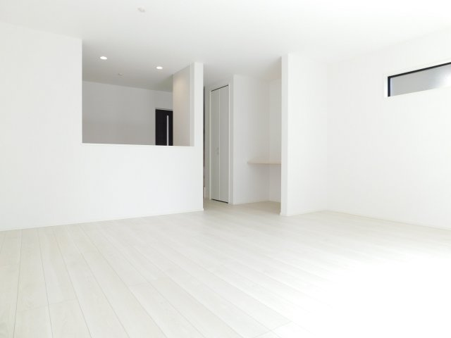 名古屋市西区円明町の新築一戸建の居間・リビング|◇リビング◇　　南面で広くて明るいリビング１８．７帖　キッチン横に収納付き！