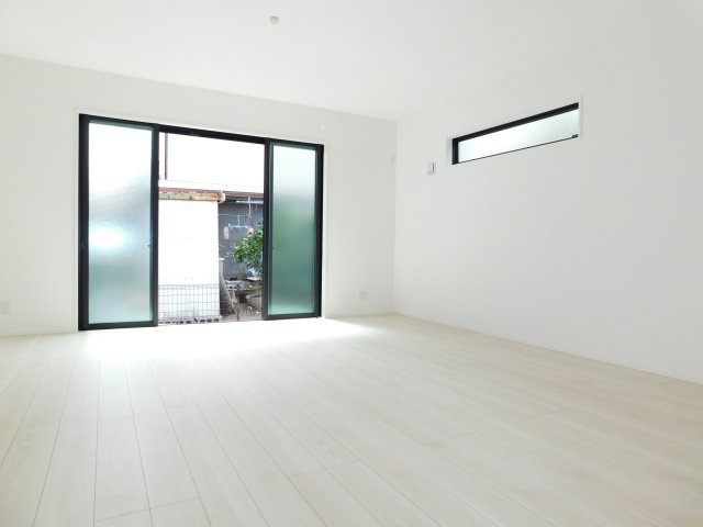 名古屋市西区円明町の新築一戸建の居間・リビング|◇リビング◇　　広くて明るいリビング１８．７帖　リビング床暖房完備！　