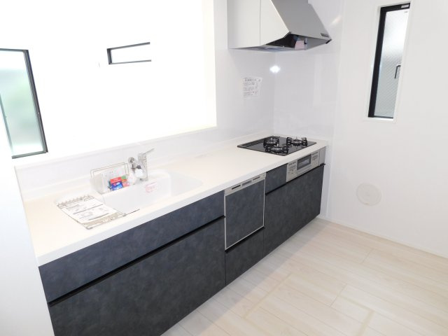 名古屋市西区円明町の新築一戸建のキッチン|◇キッチン◇　　対面式キッチン・人造大理石カウンター・お手入れらくらくシンク・浄水器一体型水栓・ガラストップコンロ（３口）・食器洗浄乾燥機・ソフトモーションレール・床下収納庫