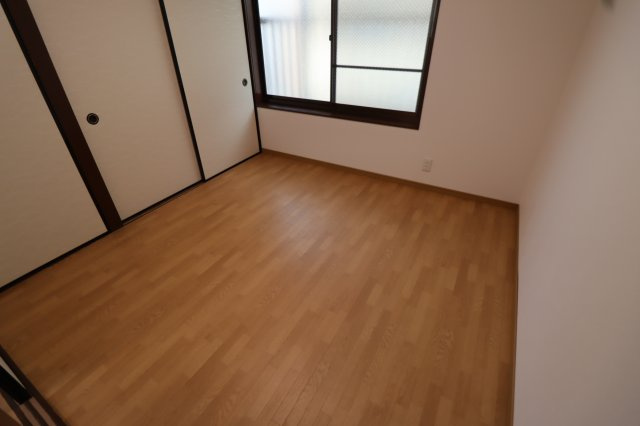 深草西浦町5丁目貸家の洋室