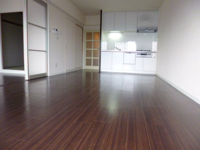 【居間・リビング】 | Calm Court | こちらのリビングで趣味の時間をお楽しみください