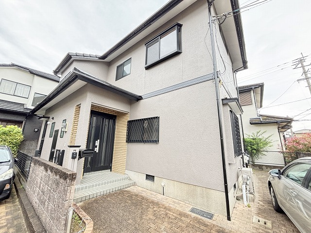 【外観】 | 南区柳河内１丁目　戸建て | 戸建ての特権♪駐車場が玄関のすぐ真横なので雨の日もあまり濡れずに済みます
