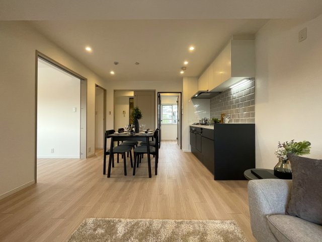 モテ部屋認定！モノは試しに室内入ってみて！失礼ながら外観からは想像できない世界が広がるこのお部屋！上星川駅まで徒歩２分。バルコニーからは感覚10ｍ先にある『上星川ダイカンプラザ』リノベーションの居間・リビング|おしゃれな居間です