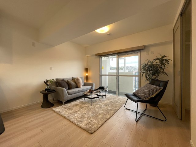 モテ部屋認定！モノは試しに室内入ってみて！失礼ながら外観からは想像できない世界が広がるこのお部屋！上星川駅まで徒歩２分。バルコニーからは感覚10ｍ先にある『上星川ダイカンプラザ』リノベーションの居間・リビング