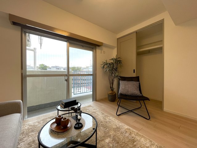 モテ部屋認定！モノは試しに室内入ってみて！失礼ながら外観からは想像できない世界が広がるこのお部屋！上星川駅まで徒歩２分。バルコニーからは感覚10ｍ先にある『上星川ダイカンプラザ』リノベーションの居間・リビング