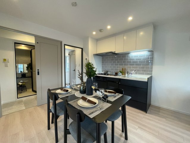 モテ部屋認定！モノは試しに室内入ってみて！失礼ながら外観からは想像できない世界が広がるこのお部屋！上星川駅まで徒歩２分。バルコニーからは感覚10ｍ先にある『上星川ダイカンプラザ』リノベーションの居間・リビング