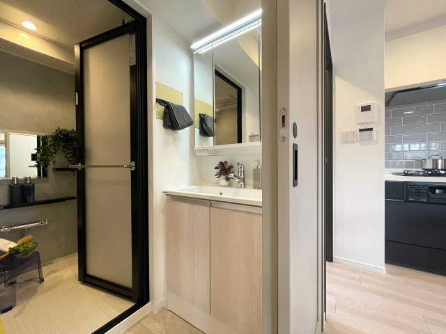 モテ部屋認定！モノは試しに室内入ってみて！失礼ながら外観からは想像できない世界が広がるこのお部屋！上星川駅まで徒歩２分。バルコニーからは感覚10ｍ先にある『上星川ダイカンプラザ』リノベーションの独立洗面台|独立洗面台あり、毎朝おしゃれに忙しい女性の方におすすめです