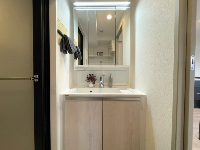 モテ部屋認定！モノは試しに室内入ってみて！失礼ながら外観からは想像できない世界が広がるこのお部屋！上星川駅まで徒歩２分。バルコニーからは感覚10ｍ先にある『上星川ダイカンプラザ』リノベーションの独立洗面台|独立洗面台あり、毎朝おしゃれに忙しい女性の方におすすめです