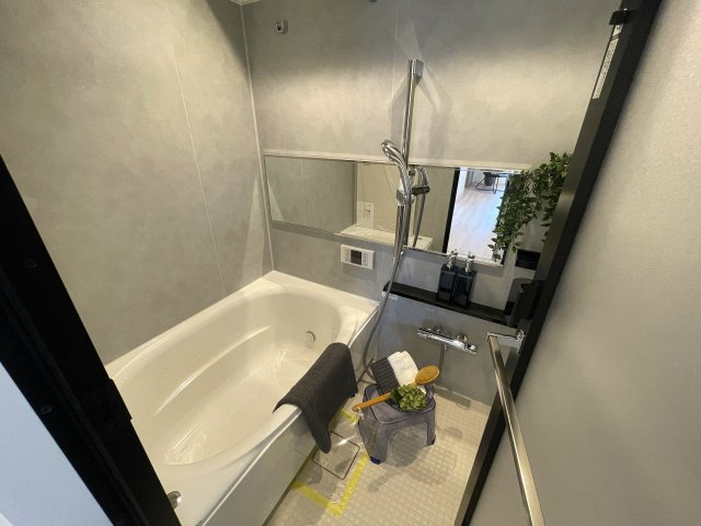 モテ部屋認定！モノは試しに室内入ってみて！失礼ながら外観からは想像できない世界が広がるこのお部屋！上星川駅まで徒歩２分。バルコニーからは感覚10ｍ先にある『上星川ダイカンプラザ』リノベーションの浴室|日々の暮らしに欠かせないお風呂です