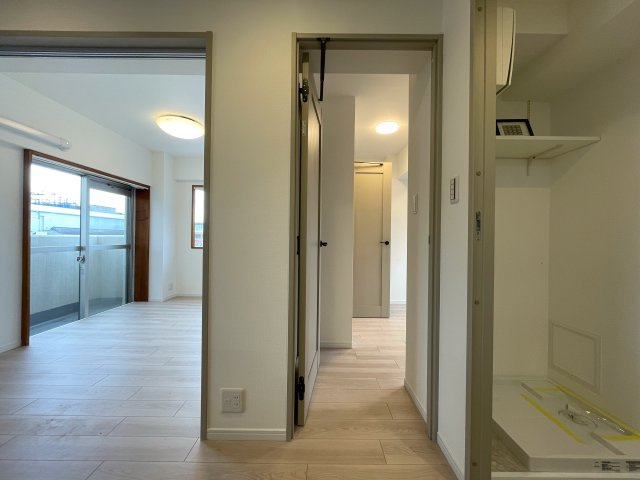 モテ部屋認定！モノは試しに室内入ってみて！失礼ながら外観からは想像できない世界が広がるこのお部屋！上星川駅まで徒歩２分。バルコニーからは感覚10ｍ先にある『上星川ダイカンプラザ』リノベーションの洋室|きれいな洋室です