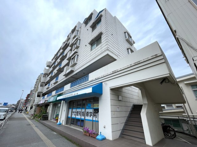 モテ部屋認定！モノは試しに室内入ってみて！失礼ながら外観からは想像できない世界が広がるこのお部屋！上星川駅まで徒歩２分。バルコニーからは感覚10ｍ先にある『上星川ダイカンプラザ』リノベーションの外観|外観は落ち着いています