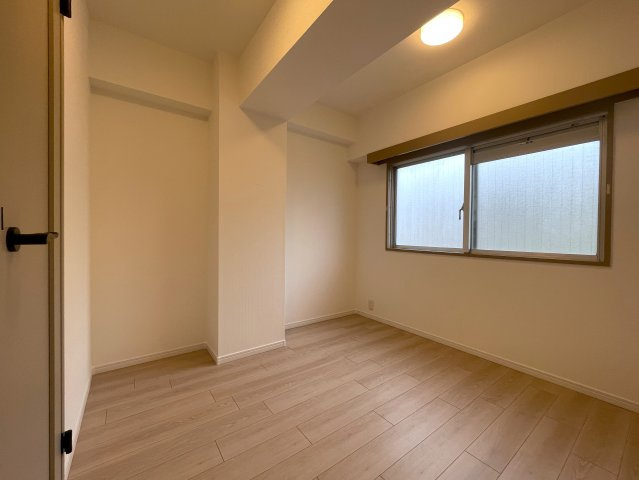 モテ部屋認定！モノは試しに室内入ってみて！失礼ながら外観からは想像できない世界が広がるこのお部屋！上星川駅まで徒歩２分。バルコニーからは感覚10ｍ先にある『上星川ダイカンプラザ』リノベーションの洋室|落ち着いた色調の洋室です