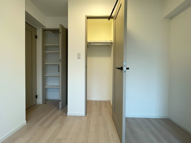 モテ部屋認定！モノは試しに室内入ってみて！失礼ながら外観からは想像できない世界が広がるこのお部屋！上星川駅まで徒歩２分。バルコニーからは感覚10ｍ先にある『上星川ダイカンプラザ』リノベーションの洋室|スタンダードな洋室です