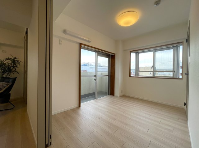 モテ部屋認定！モノは試しに室内入ってみて！失礼ながら外観からは想像できない世界が広がるこのお部屋！上星川駅まで徒歩２分。バルコニーからは感覚10ｍ先にある『上星川ダイカンプラザ』リノベーションの洋室|広々とした洋室です