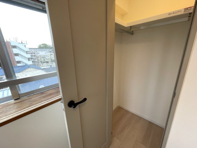 モテ部屋認定！モノは試しに室内入ってみて！失礼ながら外観からは想像できない世界が広がるこのお部屋！上星川駅まで徒歩２分。バルコニーからは感覚10ｍ先にある『上星川ダイカンプラザ』リノベーションの収納|収納があります