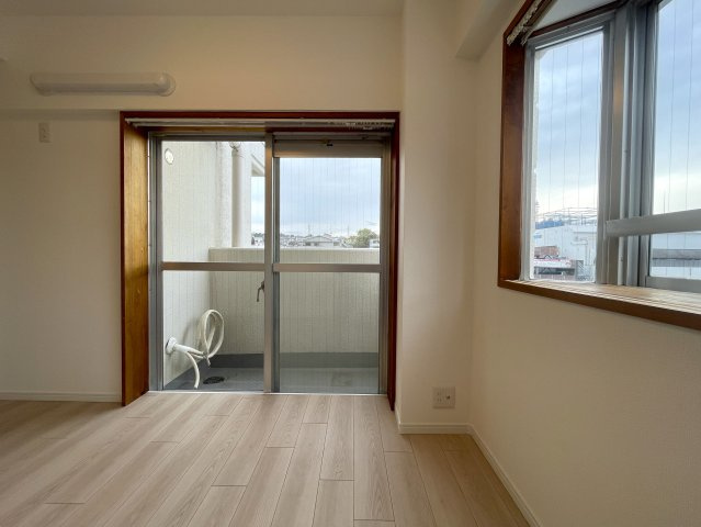 モテ部屋認定！モノは試しに室内入ってみて！失礼ながら外観からは想像できない世界が広がるこのお部屋！上星川駅まで徒歩２分。バルコニーからは感覚10ｍ先にある『上星川ダイカンプラザ』リノベーションの洋室|広々とした洋室です