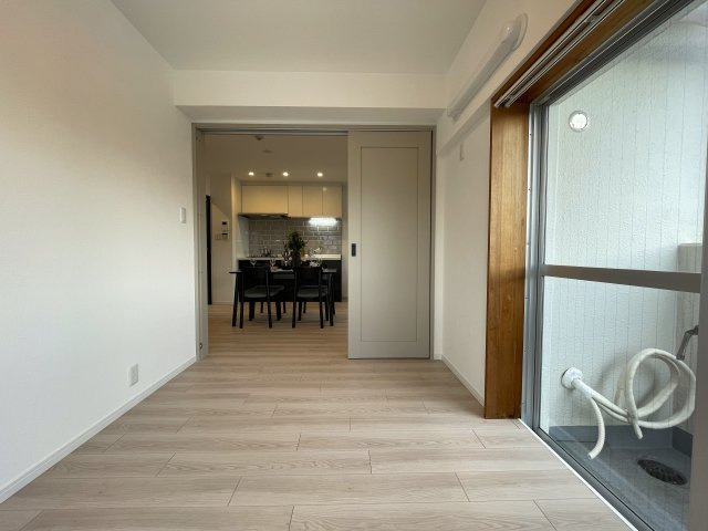 モテ部屋認定！モノは試しに室内入ってみて！失礼ながら外観からは想像できない世界が広がるこのお部屋！上星川駅まで徒歩２分。バルコニーからは感覚10ｍ先にある『上星川ダイカンプラザ』リノベーションの洋室|使い勝手のいい洋室です