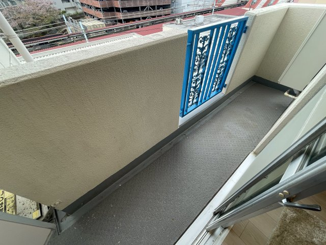 モテ部屋認定！モノは試しに室内入ってみて！失礼ながら外観からは想像できない世界が広がるこのお部屋！上星川駅まで徒歩２分。バルコニーからは感覚10ｍ先にある『上星川ダイカンプラザ』リノベーションのバルコニー|広々としたバルコニーです