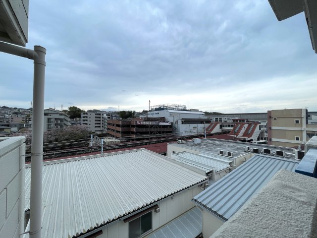 モテ部屋認定！モノは試しに室内入ってみて！失礼ながら外観からは想像できない世界が広がるこのお部屋！上星川駅まで徒歩２分。バルコニーからは感覚10ｍ先にある『上星川ダイカンプラザ』リノベーションの展望