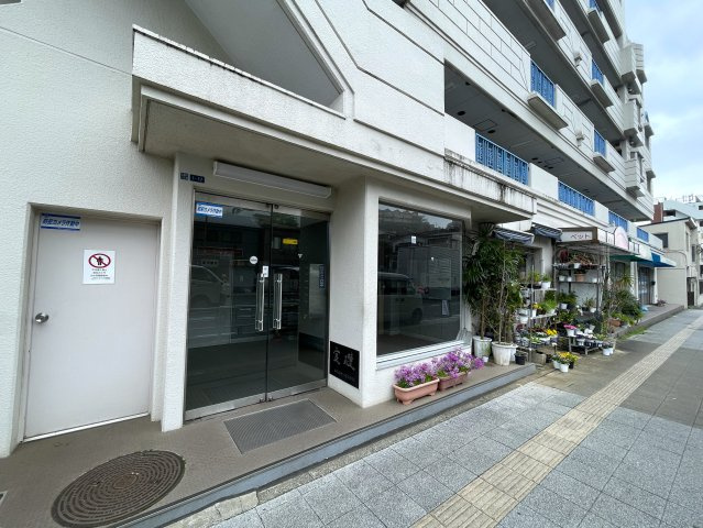 モテ部屋認定！モノは試しに室内入ってみて！失礼ながら外観からは想像できない世界が広がるこのお部屋！上星川駅まで徒歩２分。バルコニーからは感覚10ｍ先にある『上星川ダイカンプラザ』リノベーションの外観|物件の外観です