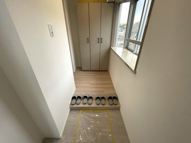 モテ部屋認定！モノは試しに室内入ってみて！失礼ながら外観からは想像できない世界が広がるこのお部屋！上星川駅まで徒歩２分。バルコニーからは感覚10ｍ先にある『上星川ダイカンプラザ』リノベーションの玄関|玄関です