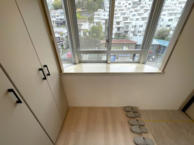 モテ部屋認定！モノは試しに室内入ってみて！失礼ながら外観からは想像できない世界が広がるこのお部屋！上星川駅まで徒歩２分。バルコニーからは感覚10ｍ先にある『上星川ダイカンプラザ』リノベーションの玄関|玄関です