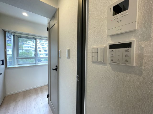 モテ部屋認定！モノは試しに室内入ってみて！失礼ながら外観からは想像できない世界が広がるこのお部屋！上星川駅まで徒歩２分。バルコニーからは感覚10ｍ先にある『上星川ダイカンプラザ』リノベーションの玄関|毎日通る玄関はこちらです