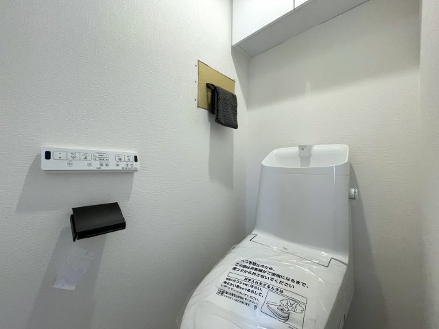 モテ部屋認定！モノは試しに室内入ってみて！失礼ながら外観からは想像できない世界が広がるこのお部屋！上星川駅まで徒歩２分。バルコニーからは感覚10ｍ先にある『上星川ダイカンプラザ』リノベーションのトイレ|落ち着いた色調のトイレです